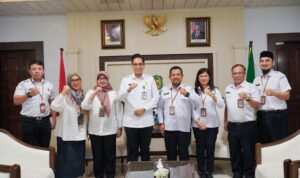 Wali Kota Medan Rico Wass foto bersama saat kunjungan Kepala BBMKG Wilayah I Medan Hendro Nugroho di Balai Kota Medan. BP/erwan