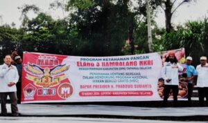 Ketua DPK Elang 3 Hambalang NKRI Tapsel Rahmad Basri Siregar foto bersama di lahan Penanaman Kentang untuk Ketahanan Pangan di Tapsel, Rabu (12/3-25). Foto : BP/Ist