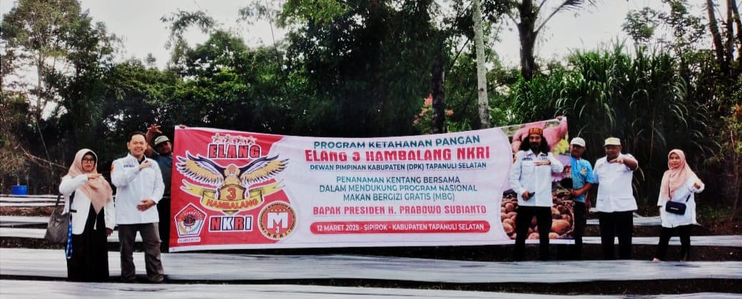 Ketua DPK Elang 3 Hambalang NKRI Tapsel Rahmad Basri Siregar foto bersama di lahan Penanaman Kentang untuk Ketahanan Pangan di Tapsel, Rabu (12/3-25). Foto : BP/Ist