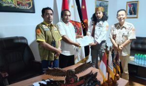 Pemegang Mandat Elang 3 Hambalang NKRI Sumut Ardi Yunus Siregar saat menerima Mandat dari Ketua Umum DPN Elang 3 Hambalang NKRI H Safrizal didampingi Sekjend Pusat di Bogor Jabar, Senin (3/3-25). Foto : BP/Ist