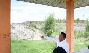 Wakil Wali kota Medan Zakiyudin Harahap saat meninjau TPA Terjun di Jalan Paluh Nibung, Kelurahan Terjun, Kecamatan Medan Marelan. (BP/erwan