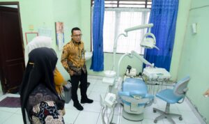 Wakil Wali Kota Medan Zakiyuddin Harahap saat berkunjung ke Puskesmas Pembantu Jalan Balam, Kecamatan Medan Sunggal. BP/erwan
