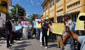 Ratusan warga saat demo di Kantor Camat Medan Kota. BP/ist
