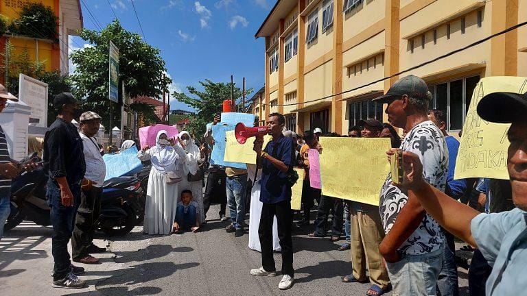 Ratusan warga saat demo di Kantor Camat Medan Kota. BP/ist