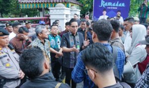 Wali Kota Medan Rico Wass saat menemui mahasiswa di Balai Kota Medan, Jumat (14/3/2025). BP/erwan