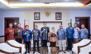 Wali Kota Medan Rico Wass saat menerima kunjungan Kepala Cabang BPJS Kesehatan Medan dr Yasmine dan jajaran di Balai Kota Medan, Jumat (14/3/2025). BP/erwan