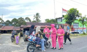Personel Polsek Sukaramai dan Bhayangkari membagikan takjil.(Istimewa)