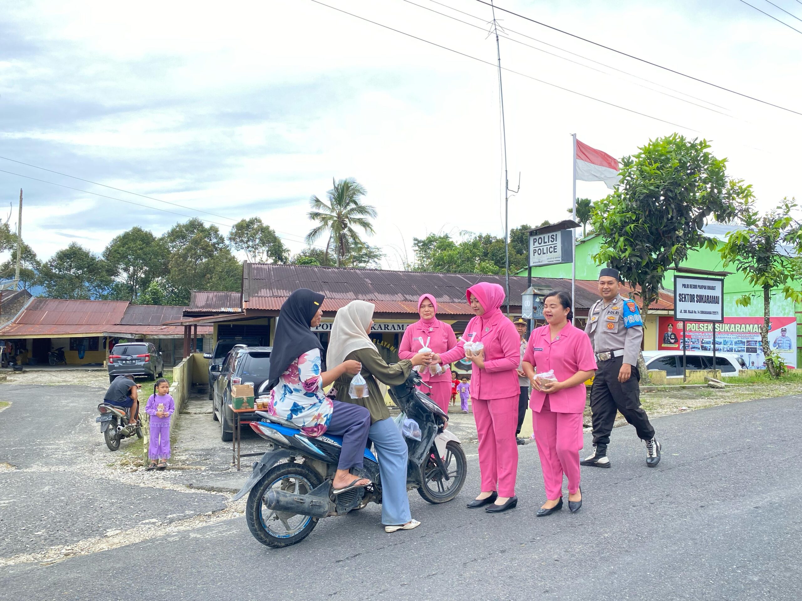 Personel Polsek Sukaramai dan Bhayangkari membagikan takjil.(Istimewa)