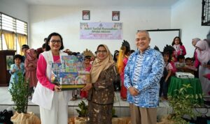 Kepala Dinas Sosial Provinsi Sumatera Utara (Sumut) Asren Nasution menerima bantuan Bakti Sosial dalam rangka memeriahkan bulan Ramadan dari Pengurus Ikatan Wanita Bank (IWABA) Medan di Unit Pelaksana Teknis Daerah (UPTD) Pelayanan Sosial Anak Balita Dinas Sosial Medan Provinsi Sumatera Utara Jalan T. Amir Hamzah Nomor 59 Medan.(Istimewa)