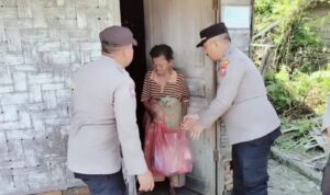 Kepolisian menyalurkan bantuan.(Istimewa)