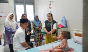 Wali Kota Medan saat menjenguk salah seorang pasien anak di RSUD Pirngadi Medan, Sabtu (15/3/2025). BP/erwan