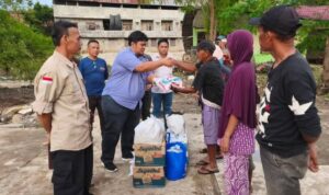 Wali Kota Padangsidimpuan Dr H Letnan Dalimunthe diwakili Asisten III Setdako Moch Ary Junaidi menyerahkan bantuan kepada masyarakat P. Sidimpuan terdampak banjir, Jum'at (14/3-25). Foto : BP/Ist