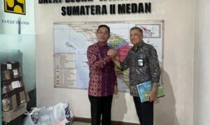 Bupati Tapanuli Selatan, Gus Irawan Pasaribu foto bersama dengan Kepala BBWS Sumatera II Medan, Agus Safari usai pertemuan, Jum'at (14/3-25). Foto : BP/Ist