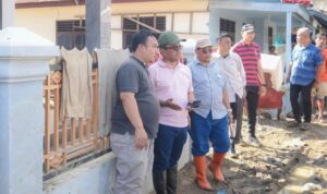 Wali Kota Padangsidimpuan Letnan Dalimunthe saat meninjau lokasi pasca banjir di Kelurahan Aek Tampang, Kecamatan Padangsidimpuan Selatan. Sabtu (15/3-25). Foto : BP/Ist