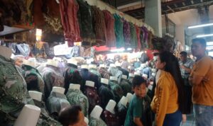 Pengunjung saat berbelanja di Lantai I Blok I Central Grosir Medan. BP/erwan