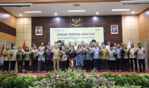 Bupati Tapanuli Selatan H Gus Irawan Pasaribu foto bersama dengan Kepala BPK Perwakilan Sumut yang baru usai Sertijab di Kantor BPK Perwakilan Sumut di Medan, Selasa (18/3-25). Foto : BP/Ist