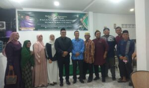 Ketua Paguyuban Pasundan Sumut DR Yohny Anwar bersama mantan Wakil Wali Kota Medan Aulia Rachman diabadikan usai Buka puasa bersama dan santunan anak yatim di Gedung Destron Jalan Prof HM Yamin Medan, Minggu (16/3/2025). BP/erwan
