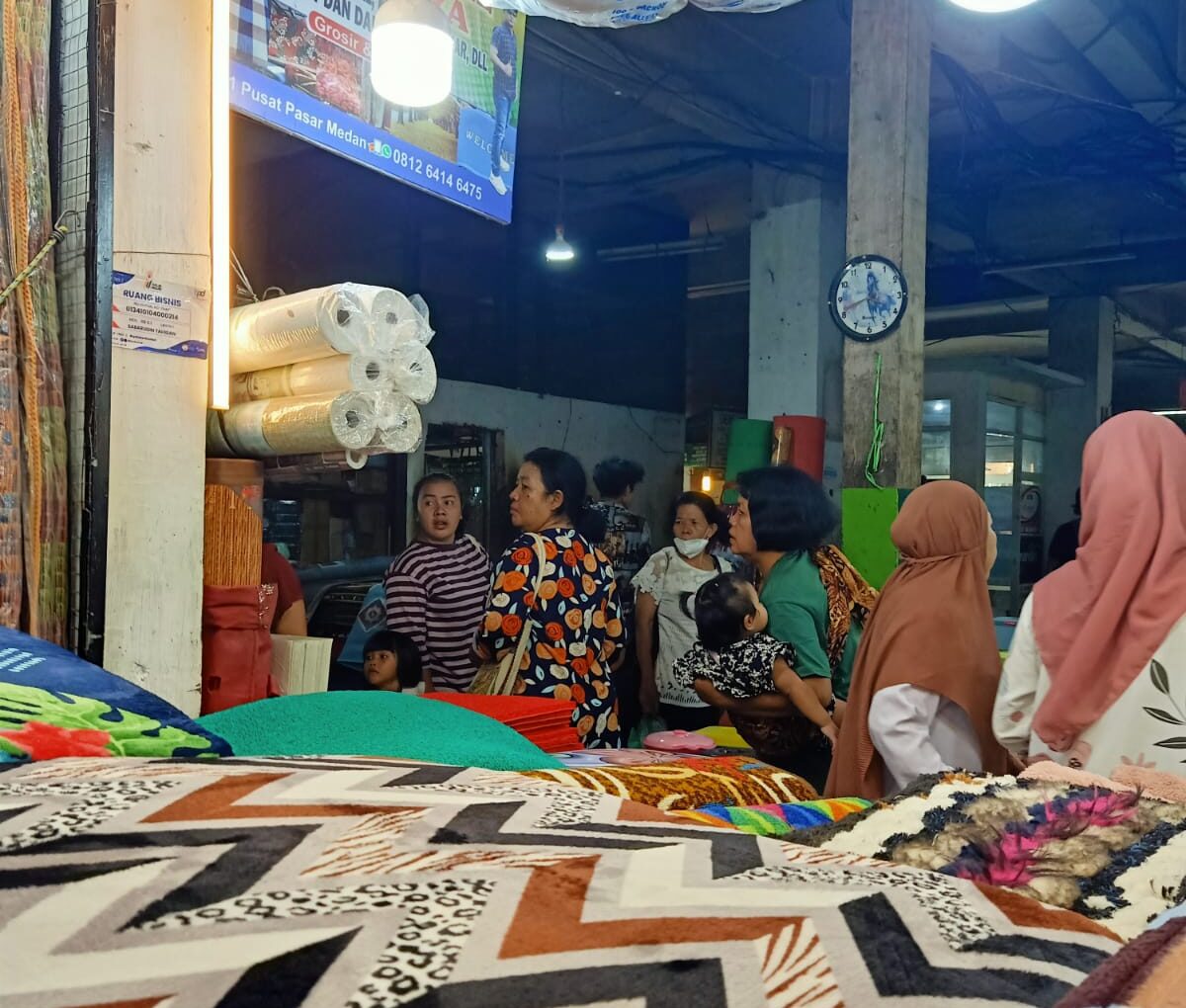 Pengunjung Pasar Pusat Pasar Medan melirik dan membeli perlengkapan rumah tangga ambal. BP/erwan