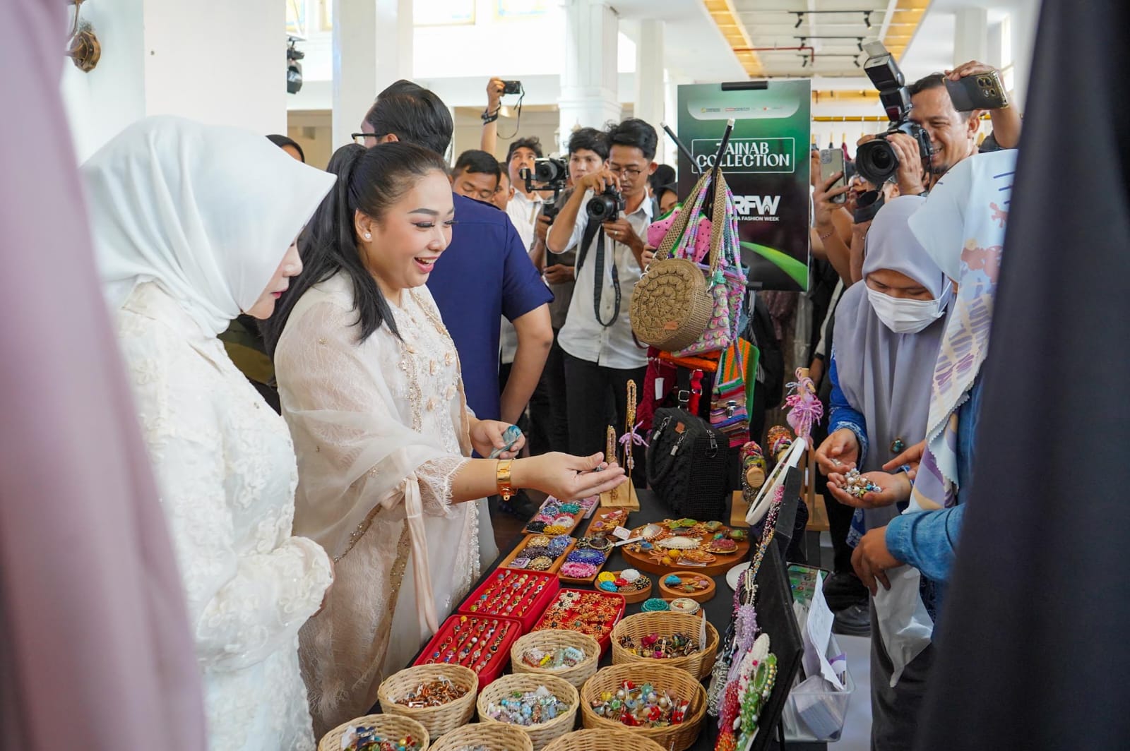 Pengunjung padati Medan Raya Fashion Week di Gedung Warenhuis Medan. BP/erwan