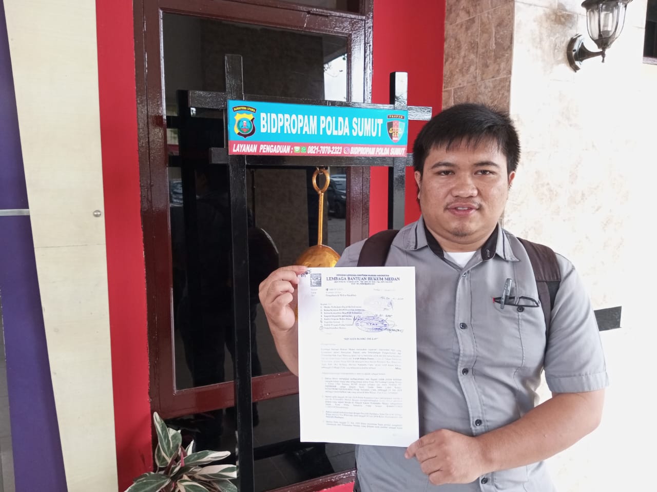 Tim LBH Medan ketika berada di Propam Polda Sumut.(harianbatakpos.com)