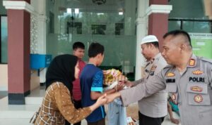 Kepolisian memberikan bantuan kepada masyarakat.(Istimewa)