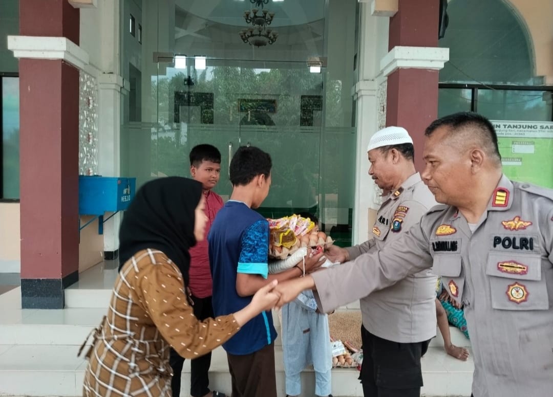Kepolisian memberikan bantuan kepada masyarakat.(Istimewa)