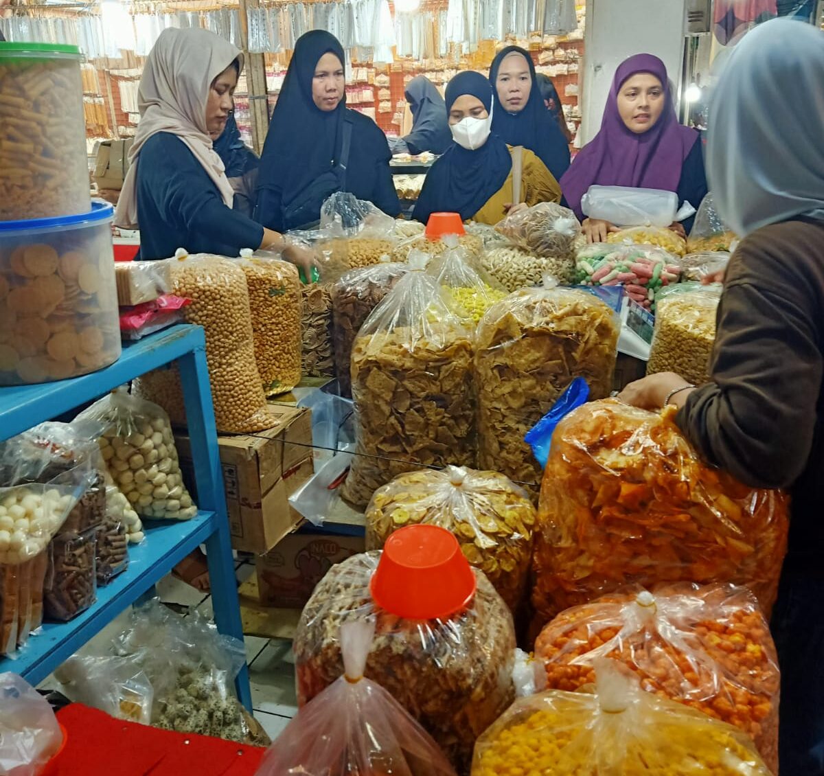 Pengunjung mulai melirik pedagang kue musiman di Lantai I Pasar Pusat Pasar Medan. BP/erwan