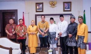 Samapta Polresta Deli Serdang Tingkatkan Patroli Sore Ramadan Medan, Batakpos.com - Dalam rangka menciptakan situasi yang aman dan kondusif selama bulan suci Ramadhan, Satuan Samapta (Sat Samapta) Polresta Deli Serdang meningkatkan patroli sore Ramadhan di berbagai titik strategis di wilayah hukum Polresta Deli Serdang. Kapolresta Deli Serdang, Kombes Pol Raphael Sandhy Cahya Priambodo, SIK, menegaskan bahwa peningkatan patroli ini bertujuan untuk memberikan rasa aman kepada masyarakat yang menjalankan ibadah selama bulan Ramadhan serta mencegah potensi gangguan keamanan dan ketertiban masyarakat (kamtibmas). "Kami berkomitmen untuk meningkatkan patroli baik siang, sore, malam dan subuh, Polri untuk masyarakat, kehadiran polisi di tengah masyarakat kiranya dapat dirasakan masyarakat dalam memberikan rasa aman dan nyaman dalam beraktivitas," ujar Kapolresta Deli Serdang, Jumat (21/3/2025). Dalam pelaksanaan patroli Sat Samapta juga menggelar patroli dialogis dengan menyambangi tempat-tempat keramaian seperti masjid, pasar, serta kawasan rawan gangguan kamtibmas. Dalam kegiatan ini, petugas berinteraksi langsung dengan masyarakat untuk memberikan imbauan kamtibmas serta menerima informasi terkait potensi gangguan keamanan. Kapolresta Deli Serdang juga mengajak seluruh masyarakat untuk berperan aktif dalam menjaga keamanan selama Ramadhan dengan melaporkan segala bentuk gangguan kriminalitas melalui layanan Call Center 110 atau langsung ke kantor polisi terdekat. Dengan peningkatan patroli ini, diharapkan situasi kamtibmas di wilayah Deli Serdang tetap kondusif, sehingga masyarakat dapat menjalankan ibadah puasa dengan aman dan nyaman.(BP7). Teks foto : Personel Polresta Deli Serdang melaksanakan patroli.(Istimewa).