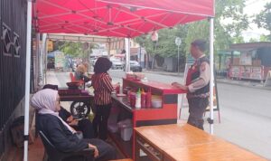 Personel Polresta Deli Serdang melaksanakan patroli.(Istimewa).