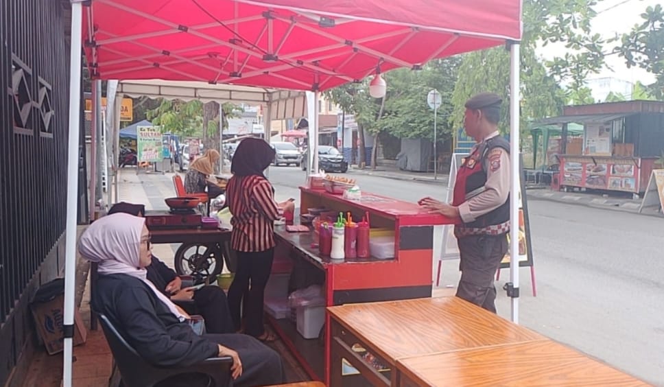 Personel Polresta Deli Serdang melaksanakan patroli.(Istimewa).