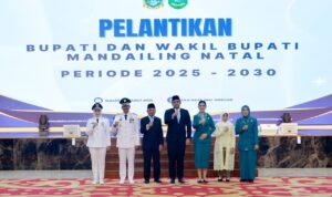 Gubsu Bobby Nasution didampingi oleh Ketua TP PKK Provinsi Sumut Kahiyang Ayu melantik Bupati dan Wakil Bupati Mandailing Natal (Madina) terpilih periode 2025-2030.(Istimewa)