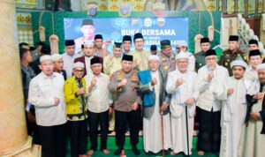 Kapolri Jendral Listyo Sigit Prabowo foto bersama saat Safari Ramadhan di Masjid Raya Al Mashun Medan, Sabtu (22/3/2025). BP/ist