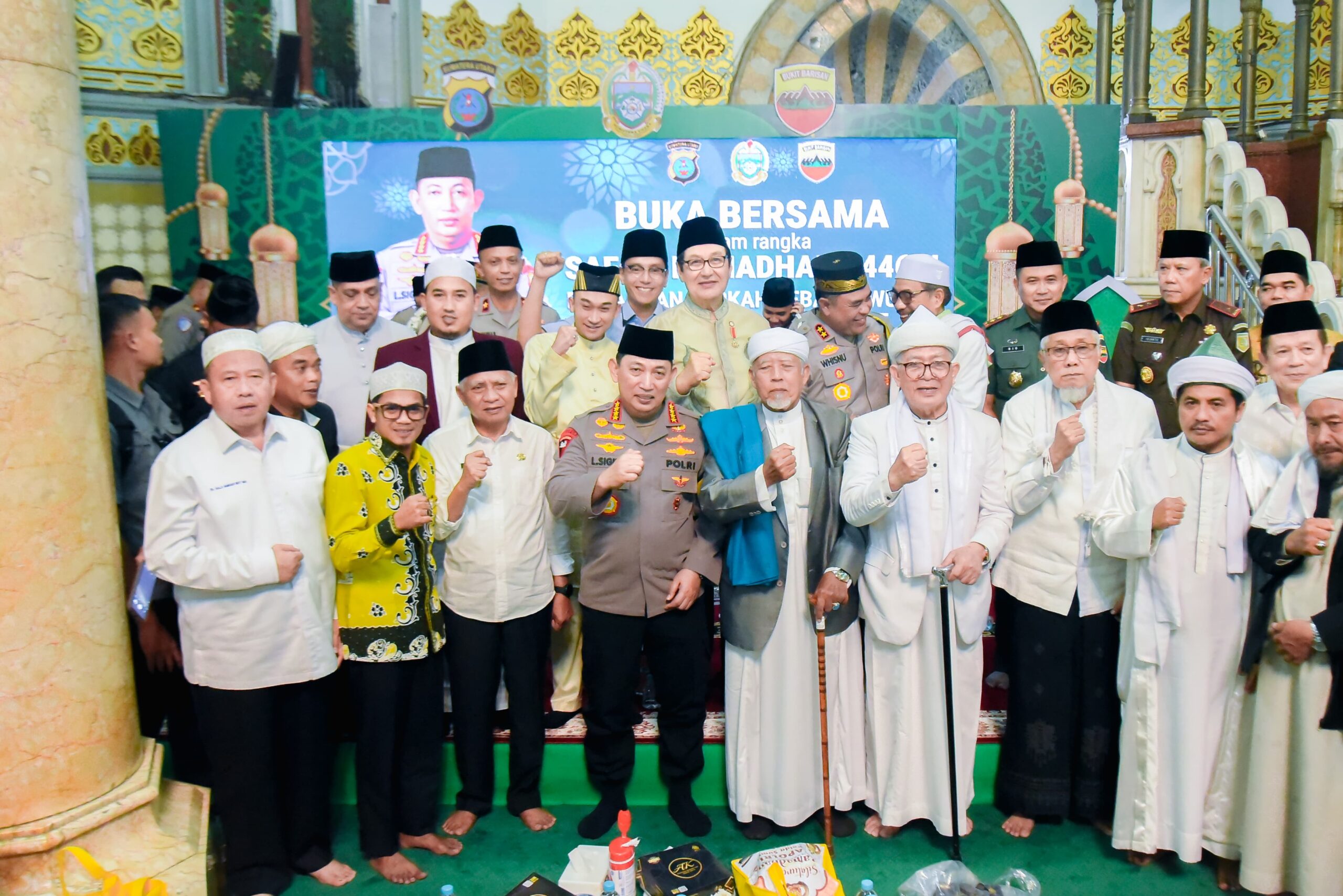 Kapolri Jendral Listyo Sigit Prabowo foto bersama saat Safari Ramadhan di Masjid Raya Al Mashun Medan, Sabtu (22/3/2025). BP/ist