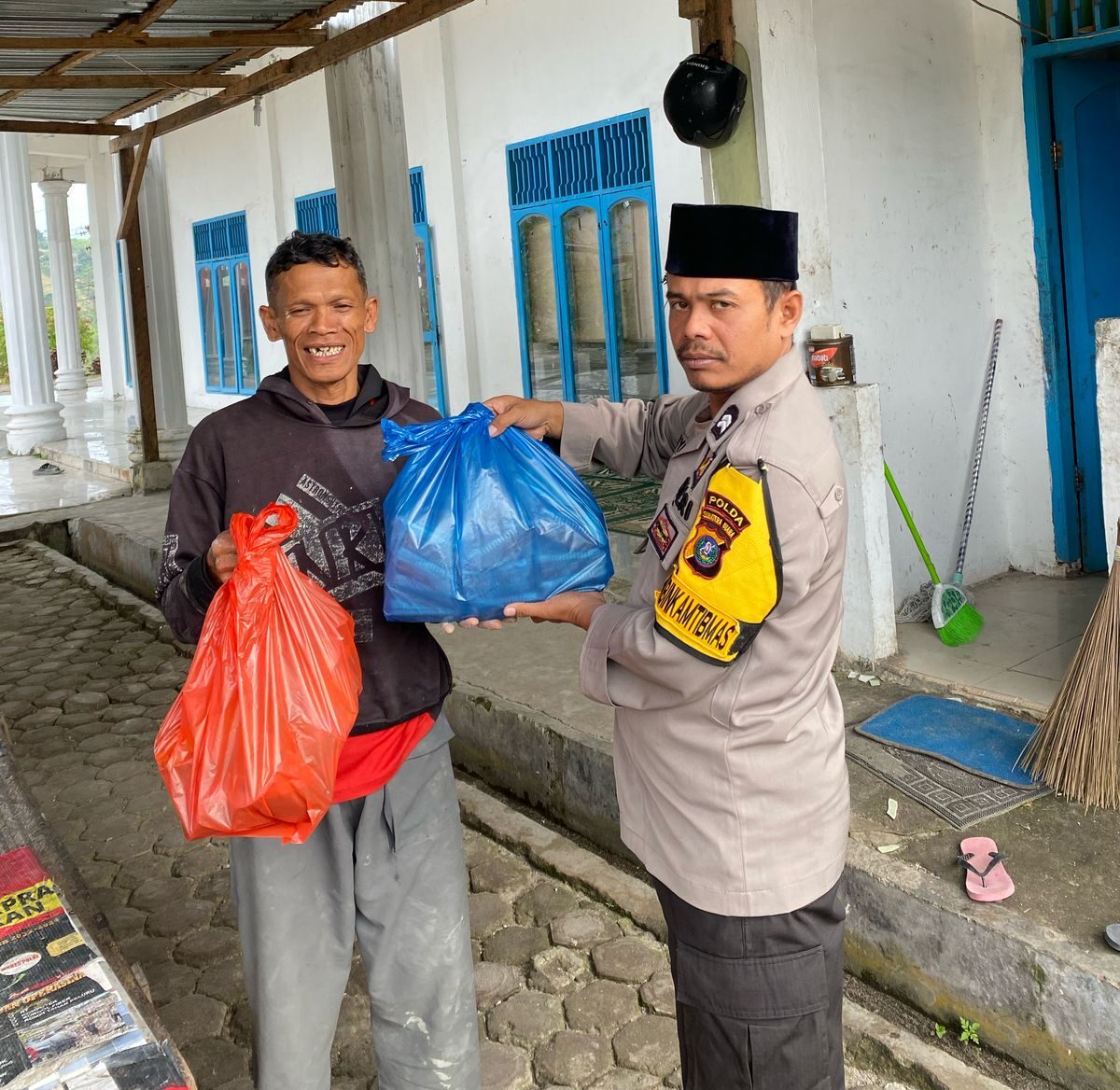 Kepolisian dari Polres Pakpak Bharat memberikan takjil di Masjid.(Istimewa)