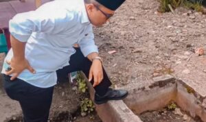 Wali Kota Padangsidimpuan Letnan Dalimunthe saat neninjau Pospam Lebaran temukan drainase yang mampet, Sabtu (22/3-25). Foto : BP/Ist