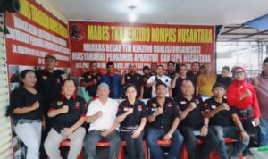 Ketum TKN Nusantara Adi Lubis foto bersama usai bagi sembako kepada warga Tembung. BP/erwan