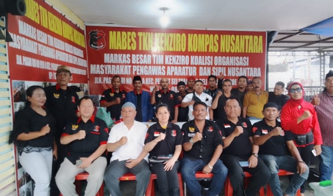 Ketum TKN Nusantara Adi Lubis foto bersama usai bagi sembako kepada warga Tembung. BP/erwan