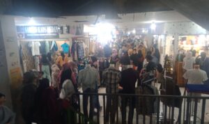 H-6 Lebaran 1446 H, pengunjung padati Lantai II dan III Pasar Pusat Pasar Medan berbelanja pakaian jadi. BP/Erwan