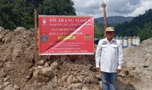 Lahan proyek PLTA Simarboru yang dipasang spanduk dalam pengawasan DPP Elang 3 Hambalang NKRI Sumut. Foto : BP/Ist