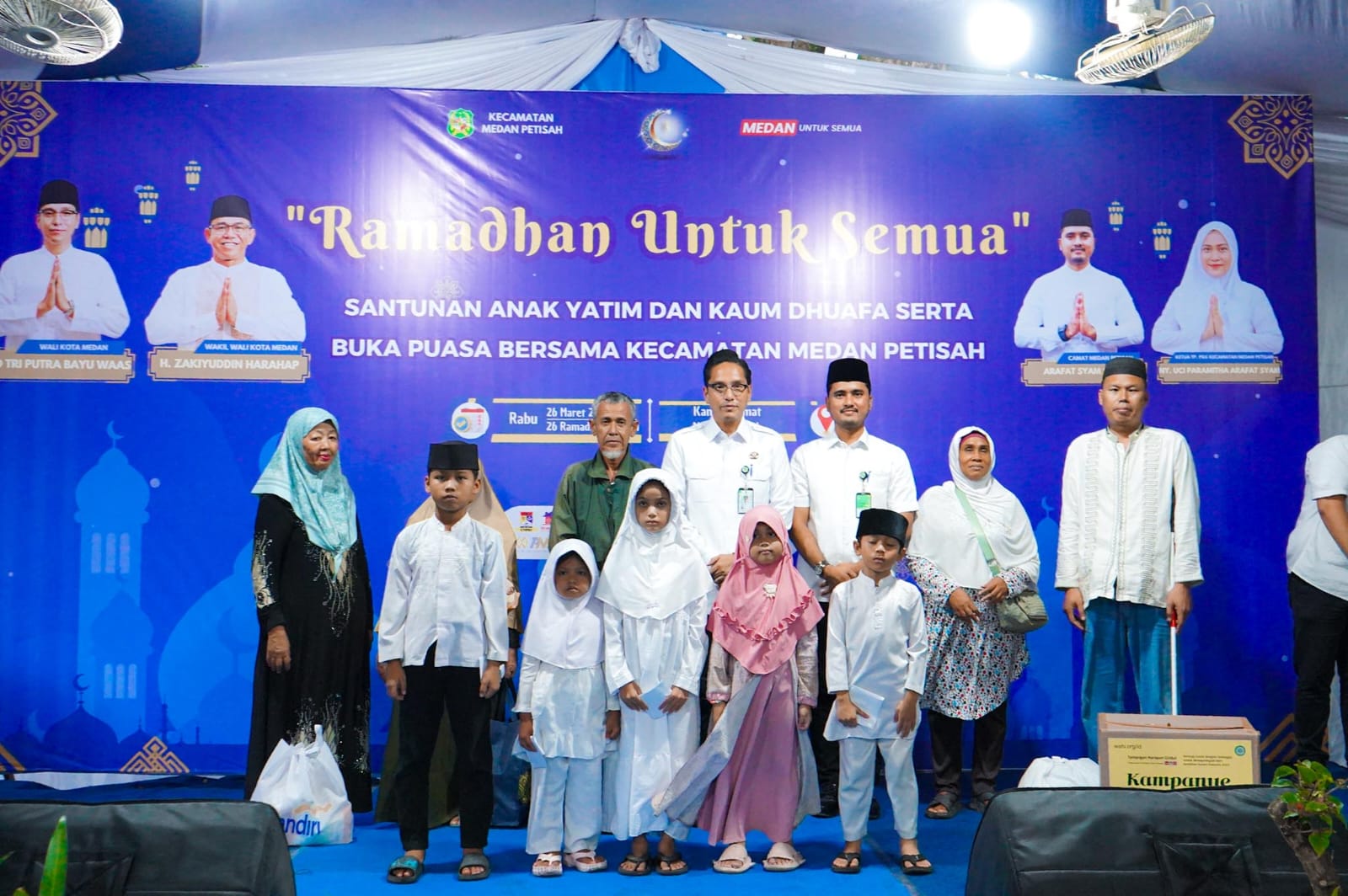 Wali Kota Medan Rico Wass foto bersama anak yatim piatu saat buka puasa bersama di Kecamatan Medan Petisah. BP/erwan