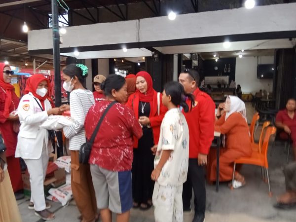 Pengurus LSM Terkams memberikan takjil dan sembako kepada masyarakat di Belawan.(Istimewa)