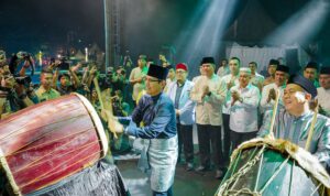 Wali Kota Medan Rico Wass memukul bedug saat penutupan Ramadhan Fai XIX di Jalan SM Raja Medan, Kamis (27/3/2025). BP/erwan