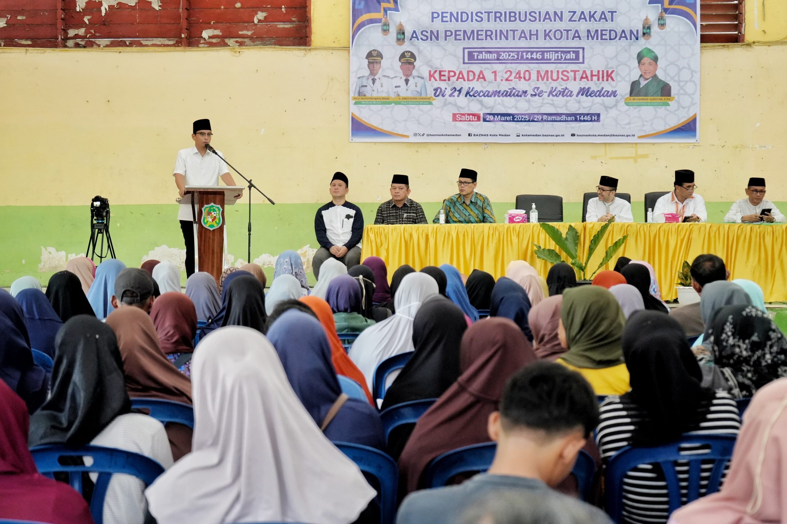 Wali Kota Medan Rico Wass salurkan Zakat kepada mustahak. BP/erwan