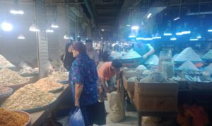 Pedagang ikan teri di Lantai I Pasar Pusat Pasar Medan. BP/erwan