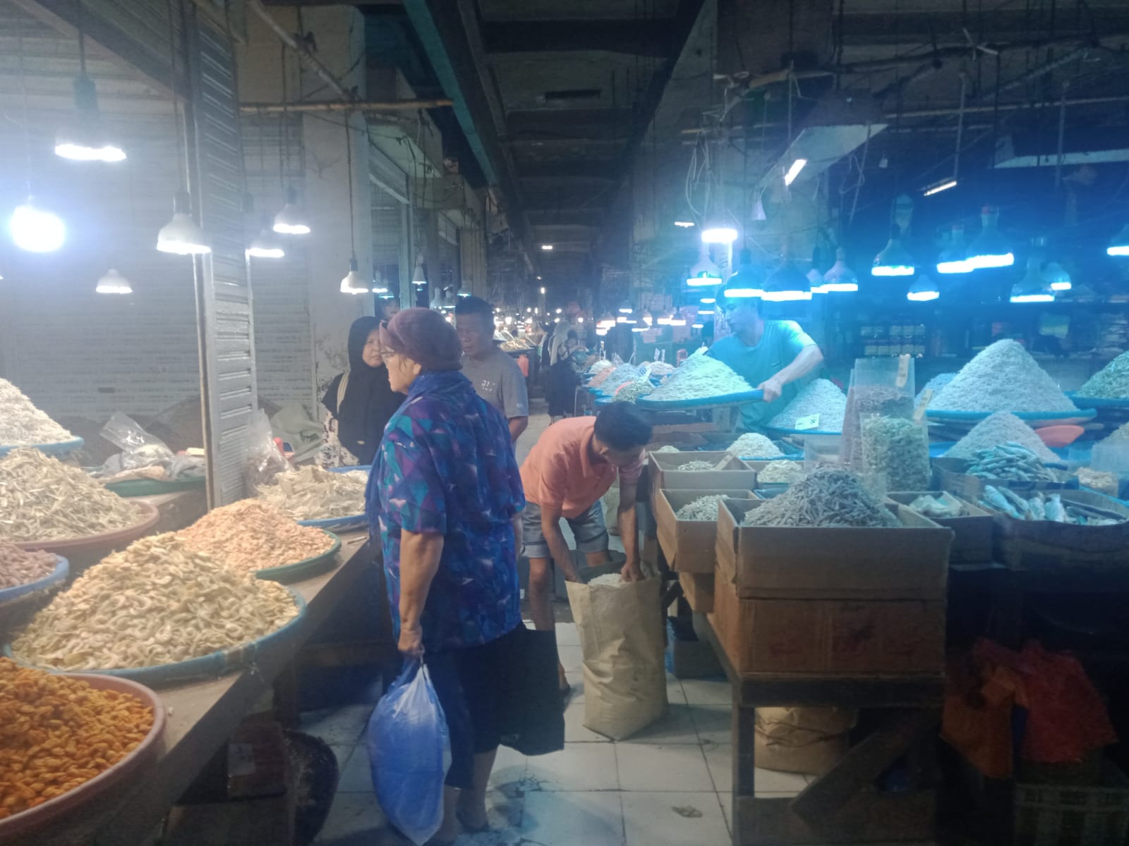 Pedagang ikan teri di Lantai I Pasar Pusat Pasar Medan. BP/erwan