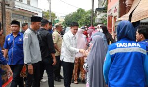 Wakil Ketua DPRD Sumut Ricky menyalurkan bantuan korban kebakaran di Kabupaten Langkat.(Istimewa)