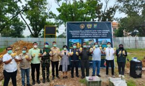 Kepolisian menunjukkan mangga impor ilegal yang akan dimusnahkan.(Istimewa).