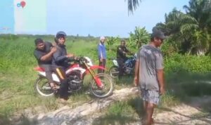 Ucok Ibon, terdakwa perkara pemalsuan surat, yang saat ini berstatus sebagai tahanan kota, diduga bebas keluar masuk desa.
