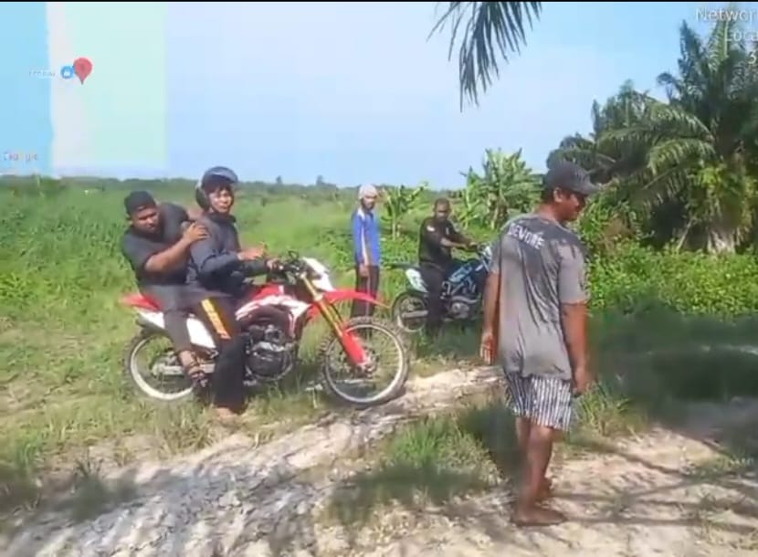 Ucok Ibon, terdakwa perkara pemalsuan surat, yang saat ini berstatus sebagai tahanan kota, diduga bebas keluar masuk desa.
