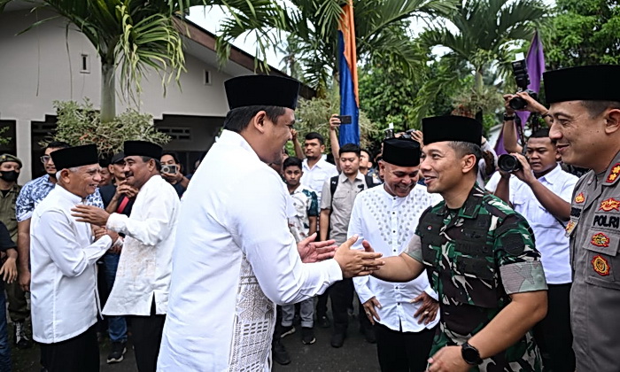Gubernur Sumatera Utara Bobby Nasution menyerahkan bantuan dari Pemprov Sumut sebesar Rp250 juta dan Rp50 juta dari uang pribadinya untuk pembangunan Masjid Fatahillah.